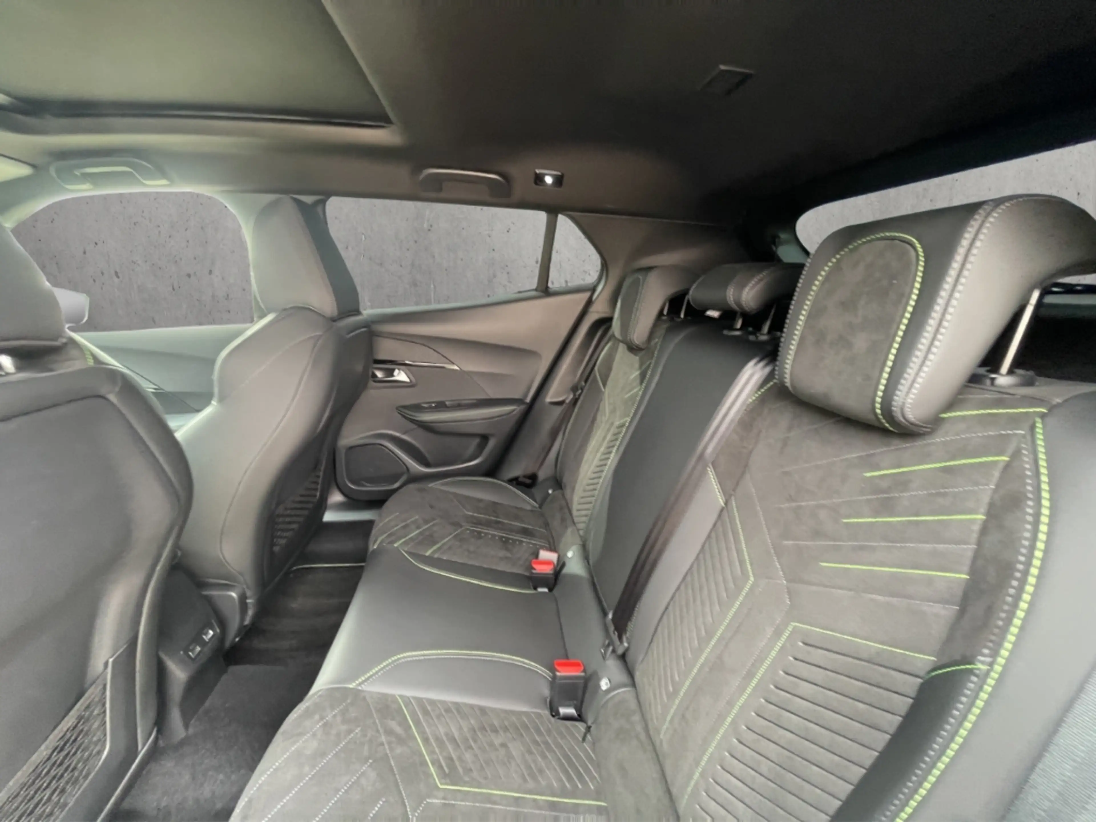 Peugeot 2008 GT PT130 EAT8 El. Panodach Kamera LED ACC CarPlay — photo 8