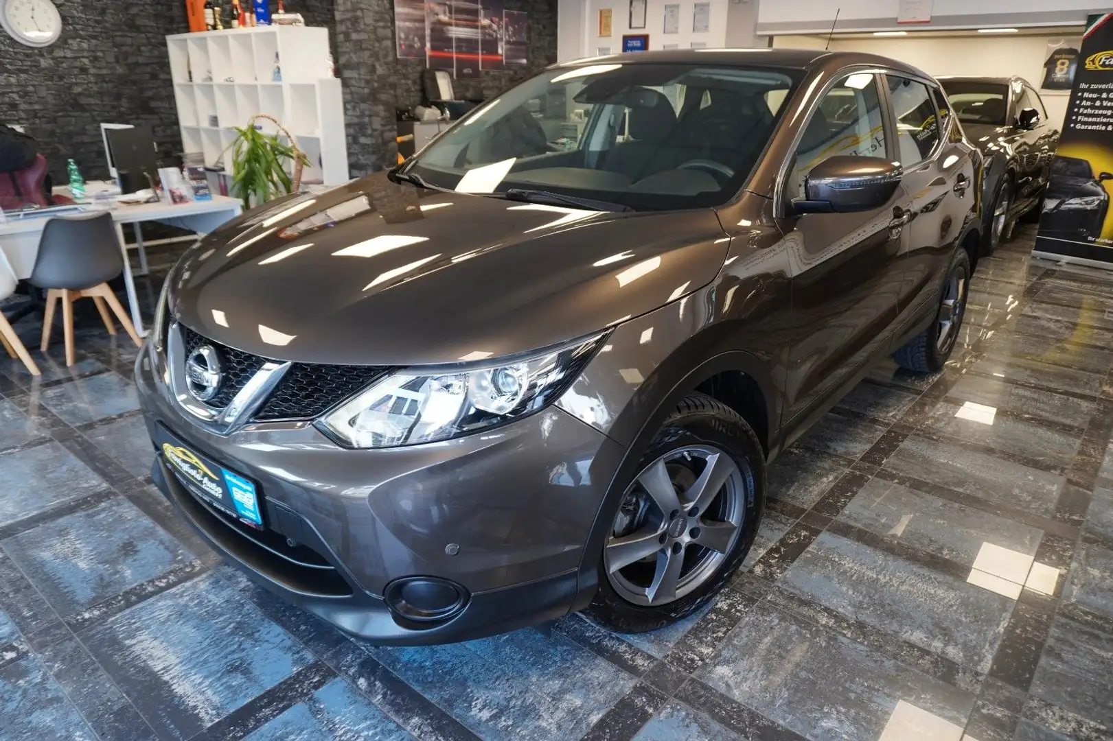 Nissan Qashqai Visia/Klimaanlage/1.Vorhalter/Aluräder Brun - 1
