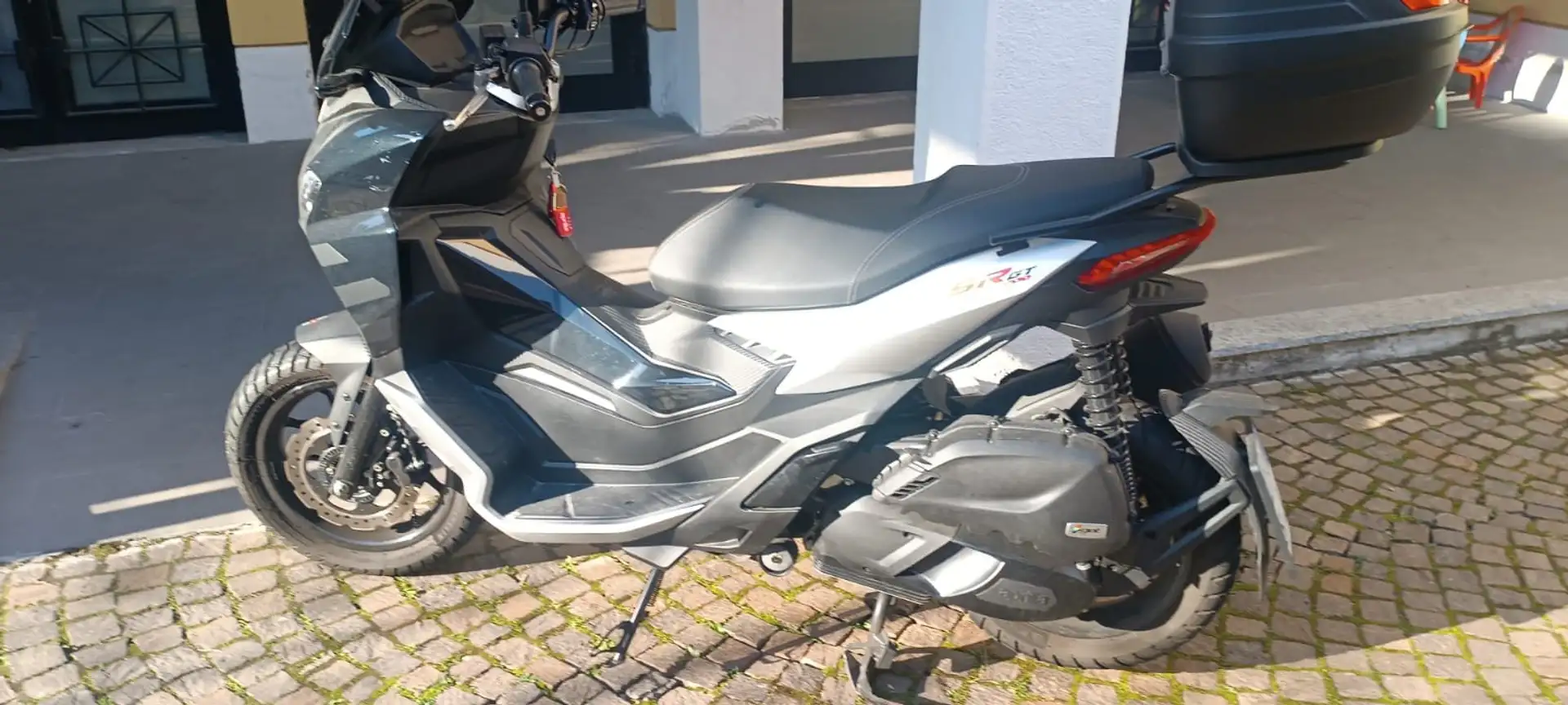 Aprilia SR GT 200 Grijs - 1