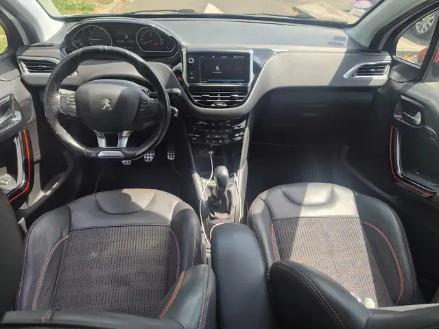 Peugeot 208 view 9