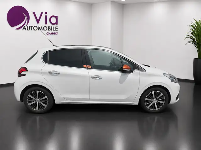 Peugeot 208 view 4