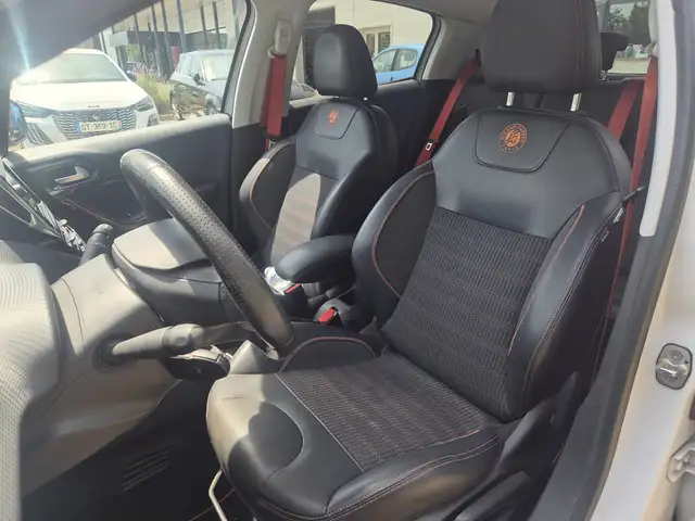 Peugeot 208 view 11