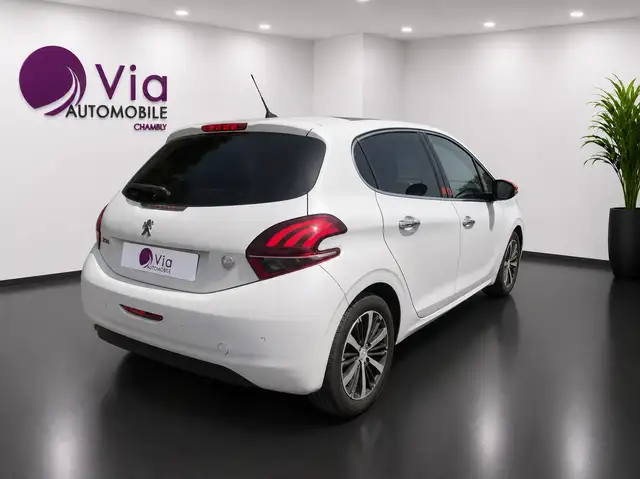 Peugeot 208 view 5