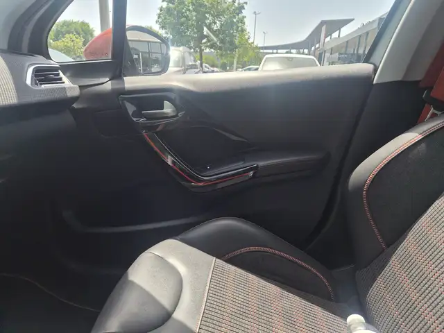 Peugeot 208 view 12