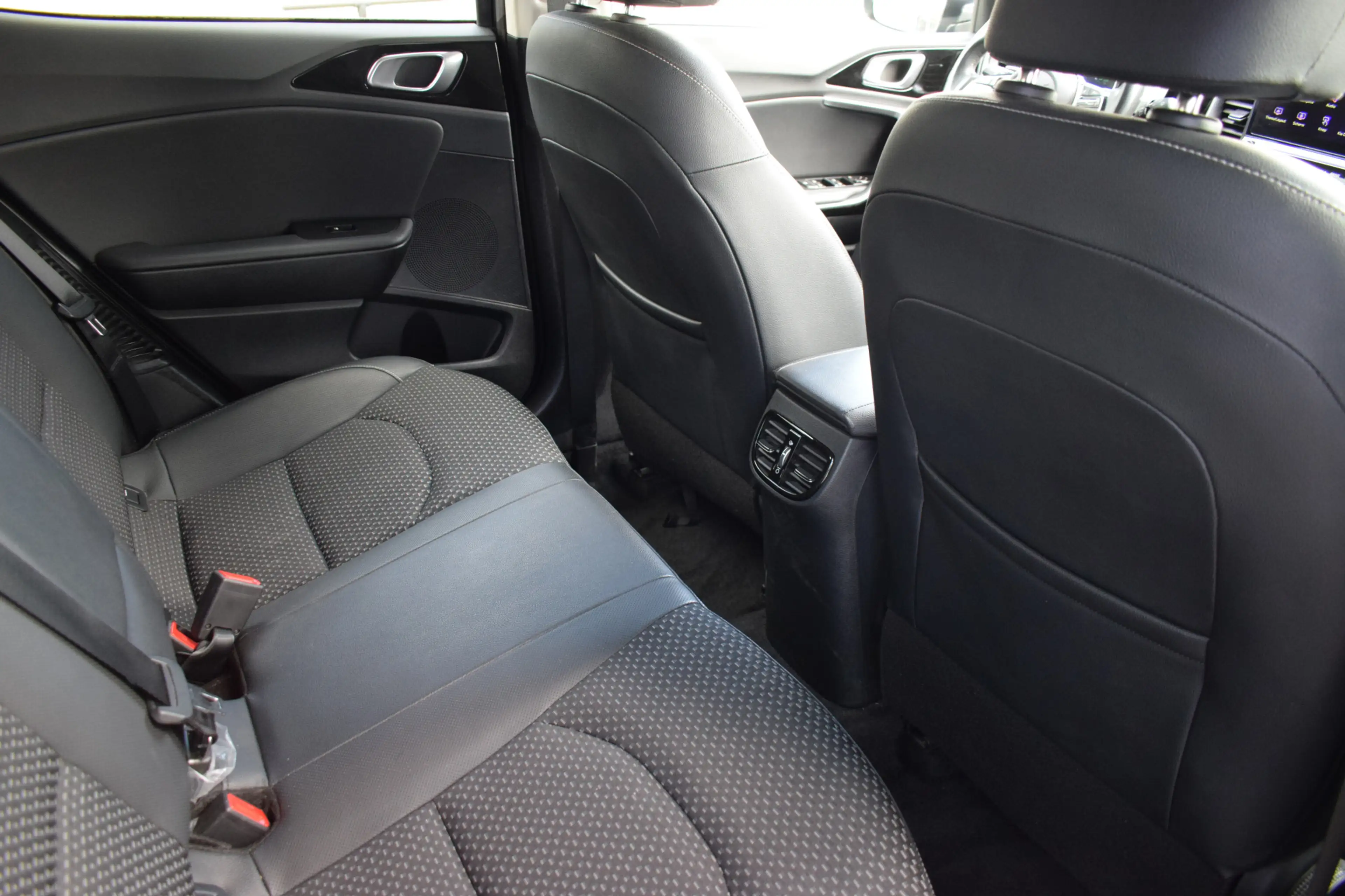 Kia XCeed 1.6 GDi PHEV DynamicPlusLine Automaat | Trekhaak | — photo 11