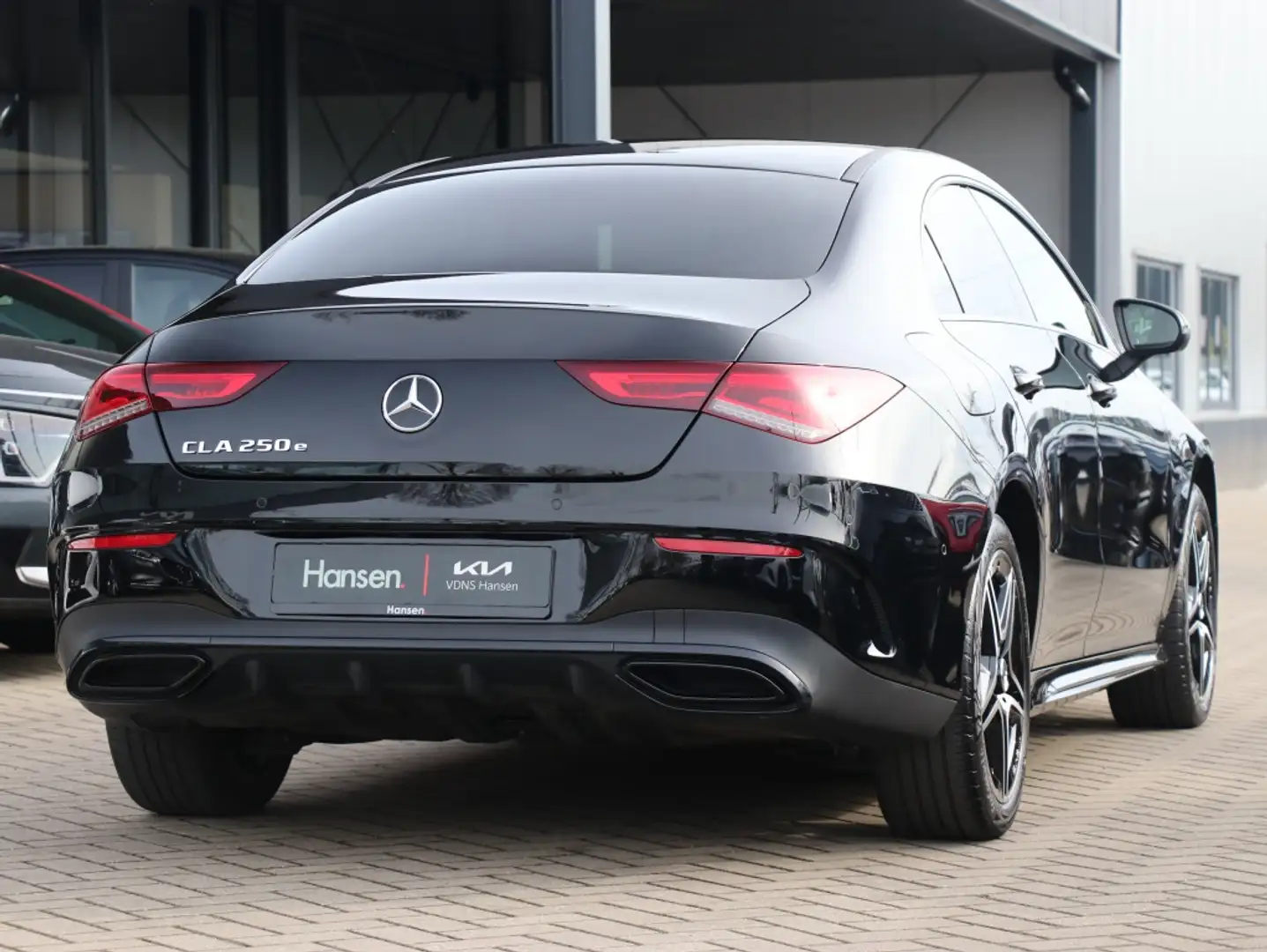 Mercedes-Benz CLA 250 e AMG I Widescreen I Leder I Keyless Zwart - 2