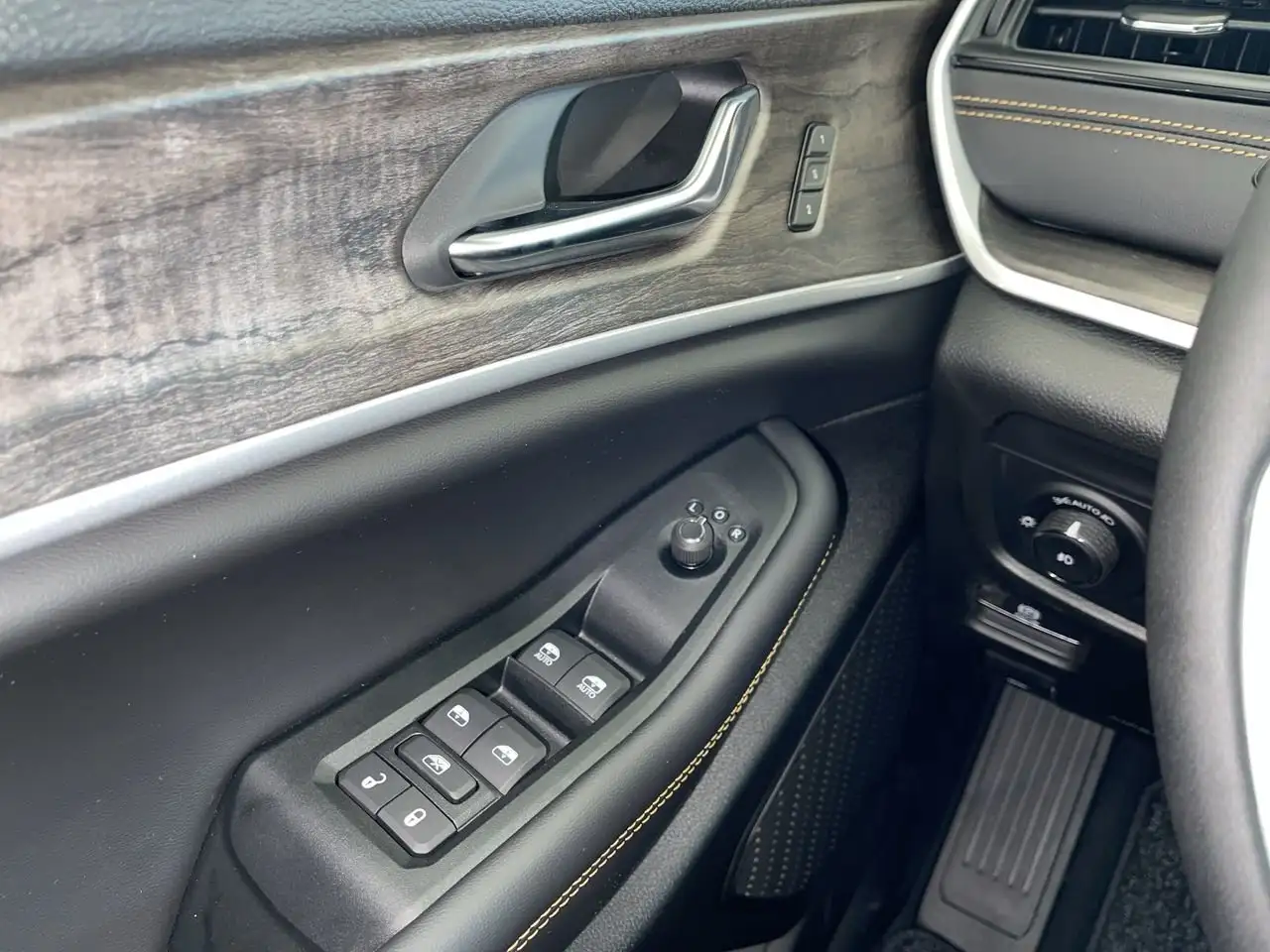 Jeep Grand Cherokee photo Jeep Grand Cherokee