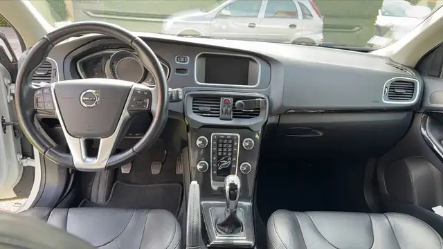 Volvo V40 view 11