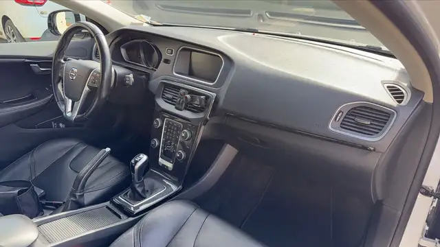 Volvo V40 view 10