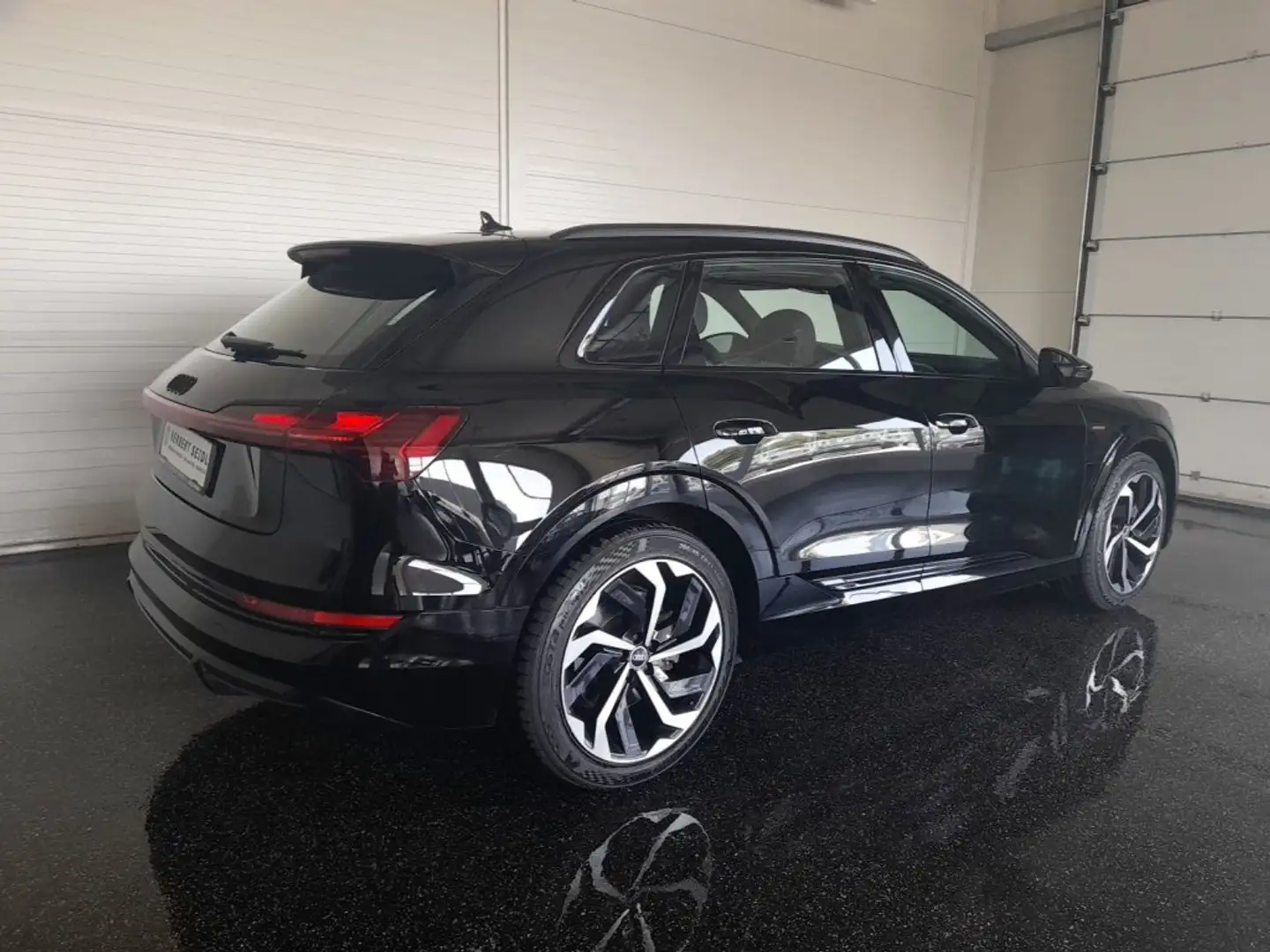 Audi e-tron 95 kWh QUATTRO S-LINE BLACK *NP: € 108.856,-- / SKY / MATRIX-LED / 21 ZOLL / AHV & 360° KAMERA / MEMORY SPORTSITZE* Schwarz - 2