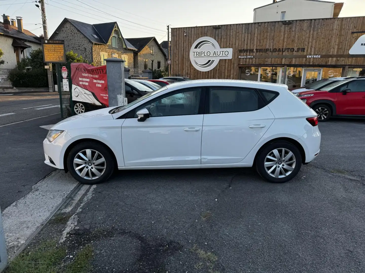 SEAT Leon 1.6 TDI CR FAP - 105 S\u0026S Style + Clim Blanc - 2