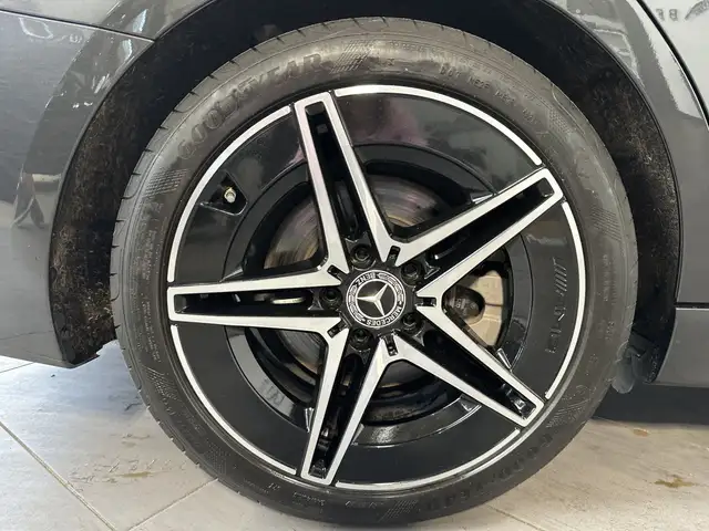 Mercedes-Benz 220 view 3