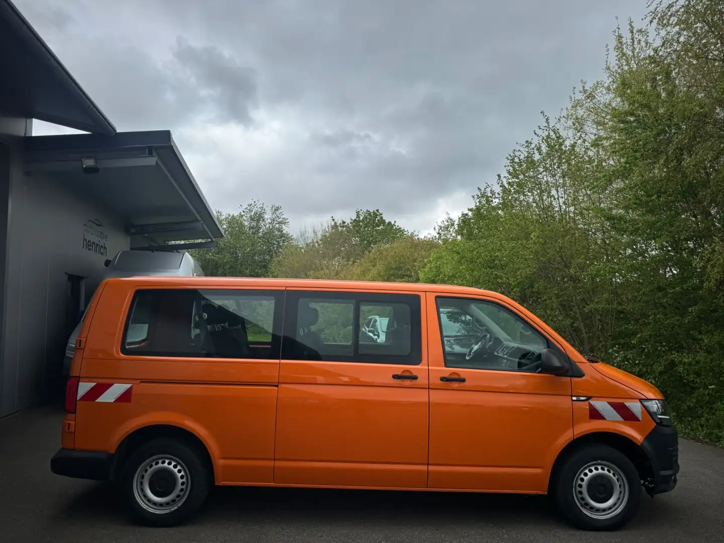 Volkswagen T6 Kombi lang 9-Sitze,Klima,Ahk,Standheizung Orange - 2
