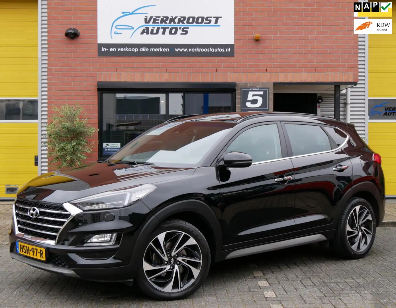 Hyundai TUCSON 1.6 T-GDI Premium pano. stoelverw. 360. lane assis Zwart - 1