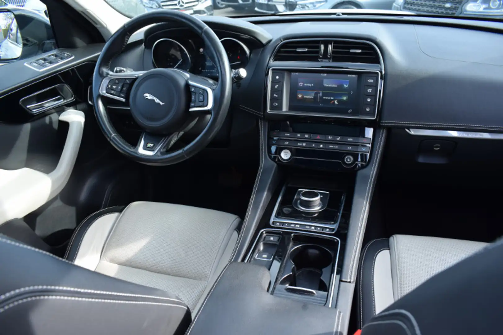 Jaguar F-Pace 2.0D 180CH R-SPORT 4X4 BVA8 Blanc - 2