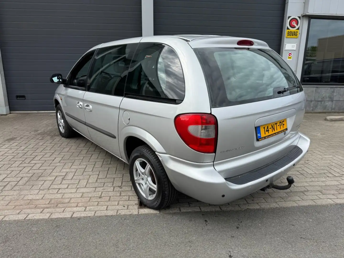 Chrysler Voyager 3.3i V6 SE Luxe Grijs - 2