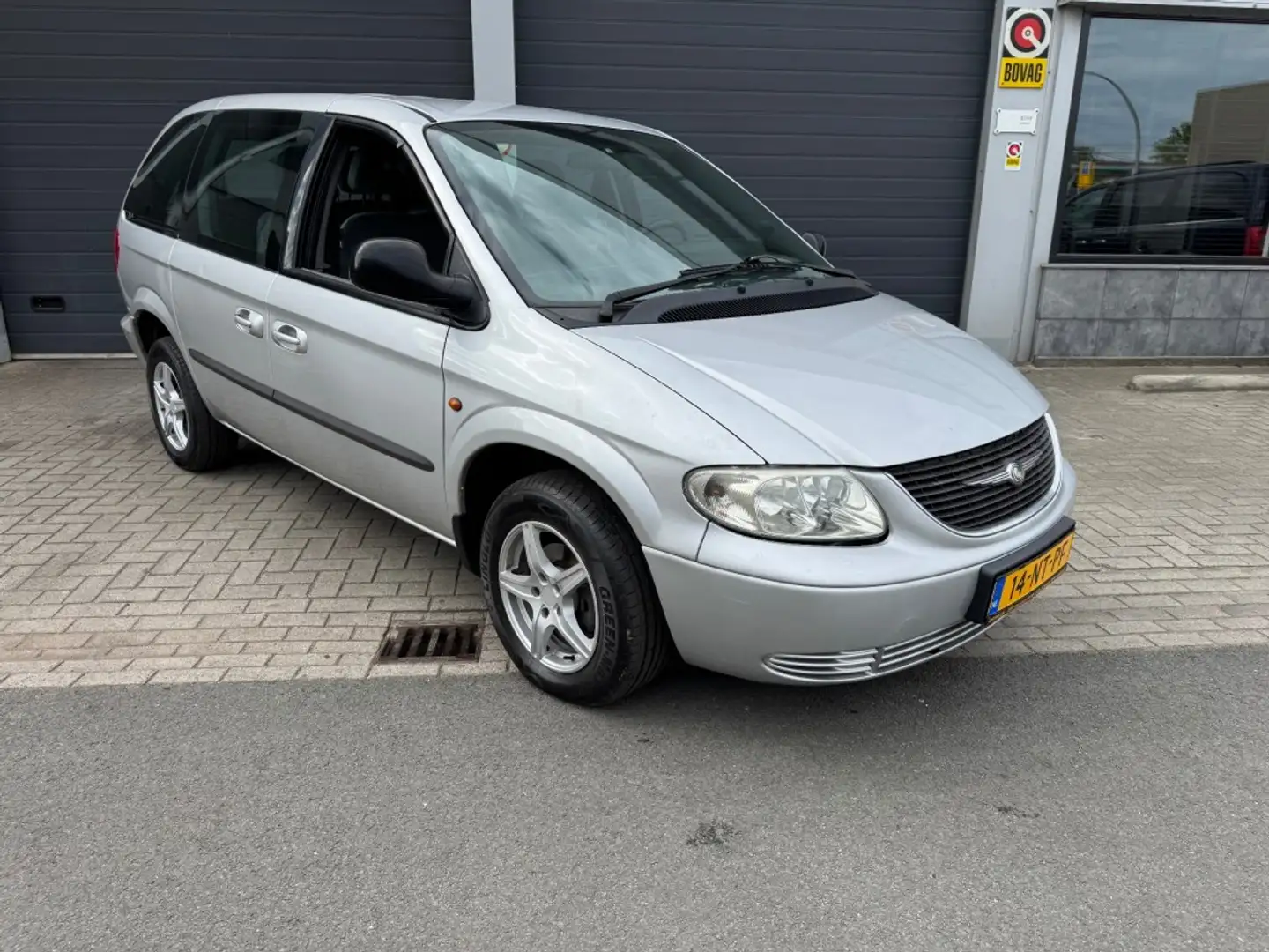 Chrysler Voyager 3.3i V6 SE Luxe Grijs - 1