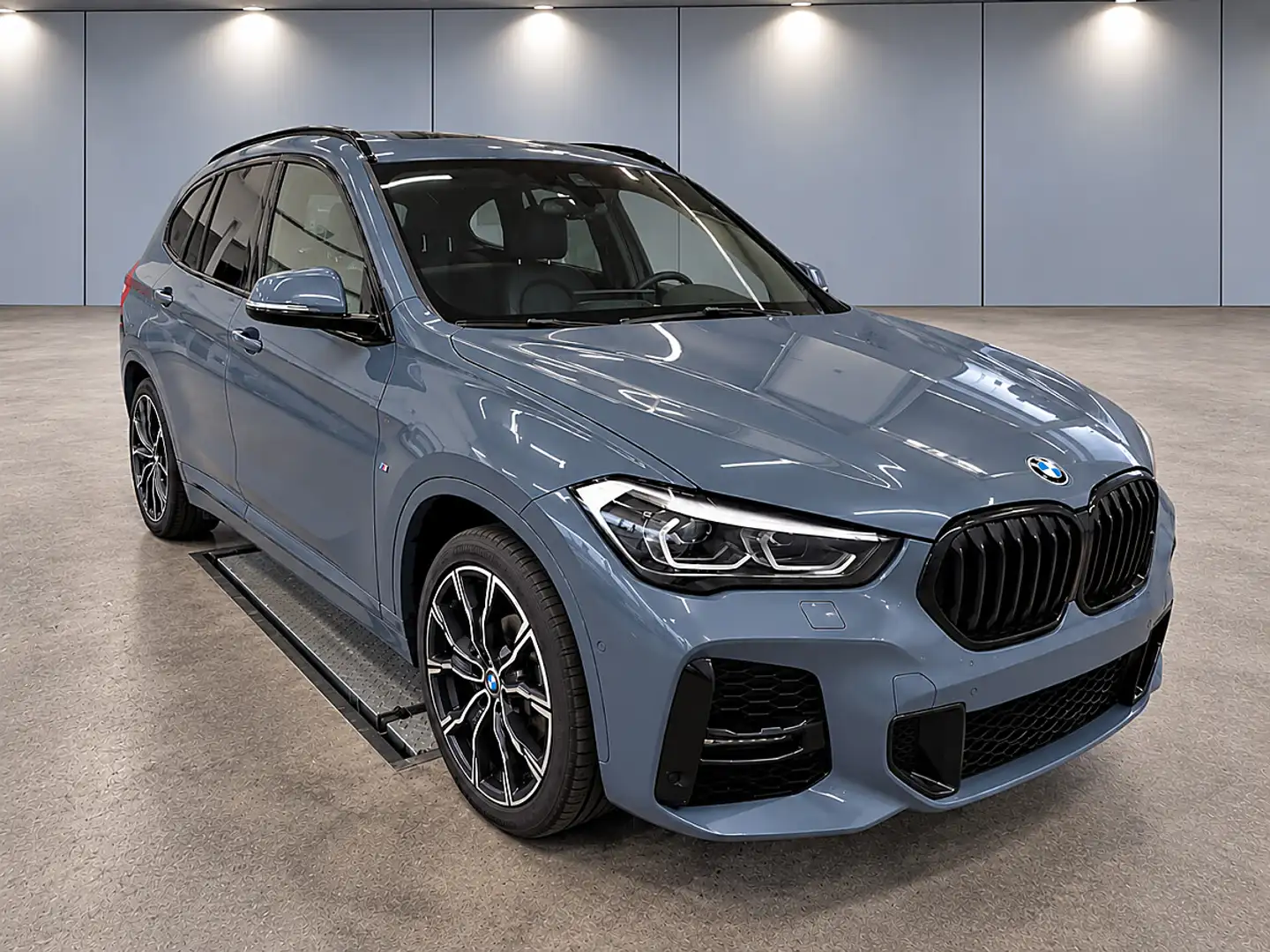 BMW X1 xDrive18d M Sport – ALLRAD | AUTOMATIK | HEAD-U... Silber - 1