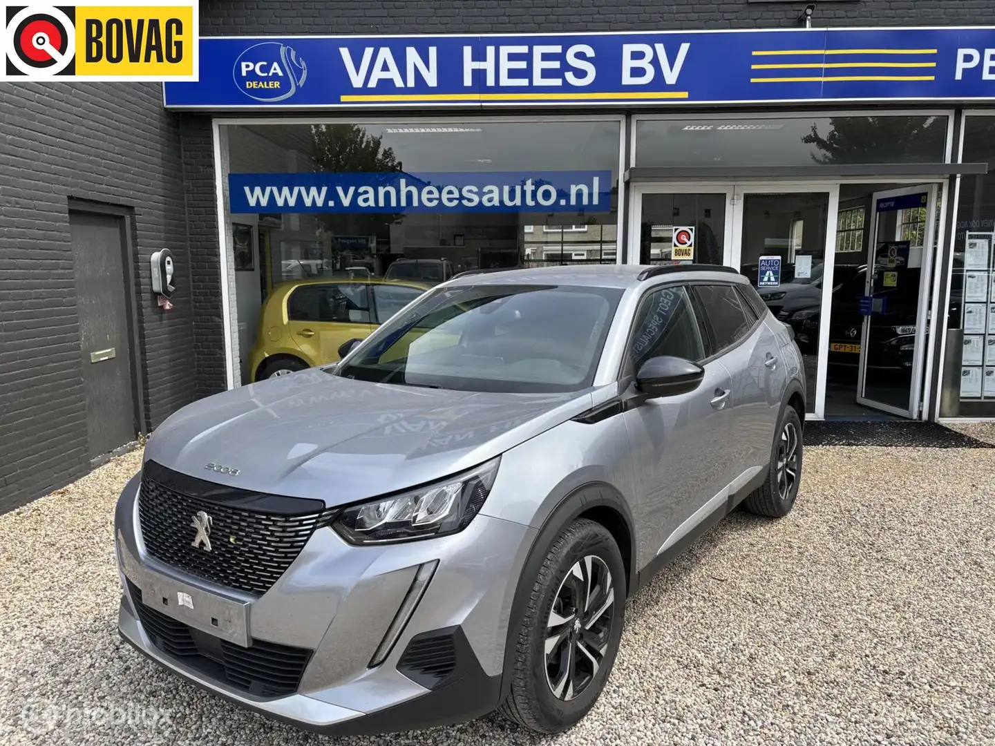 Peugeot 2008 1.2 PureTech Allure 130 pk navigatie en camera cru Grijs - 2