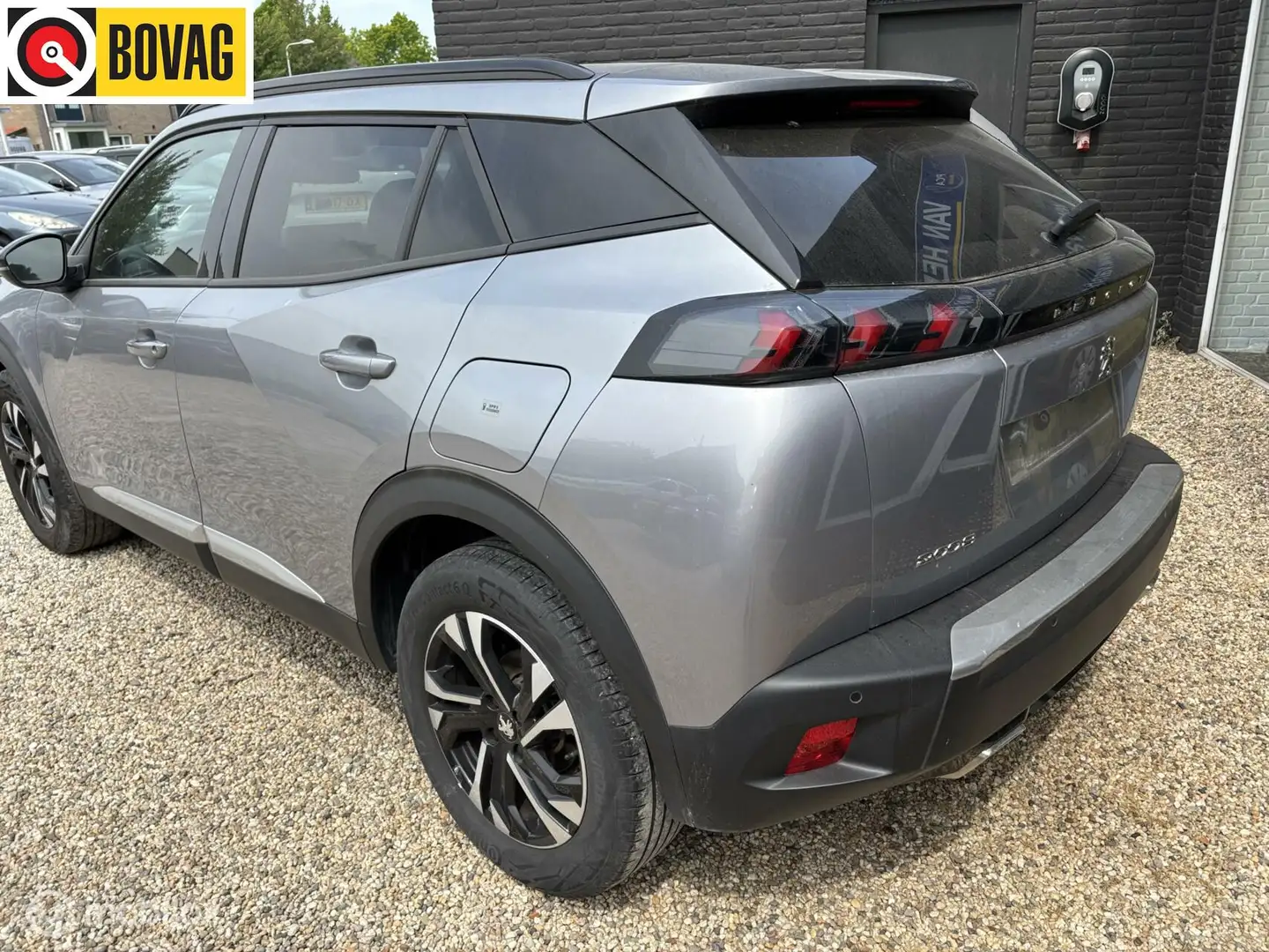 Peugeot 2008 1.2 PureTech Allure 130 pk navigatie en camera cru Grijs - 2