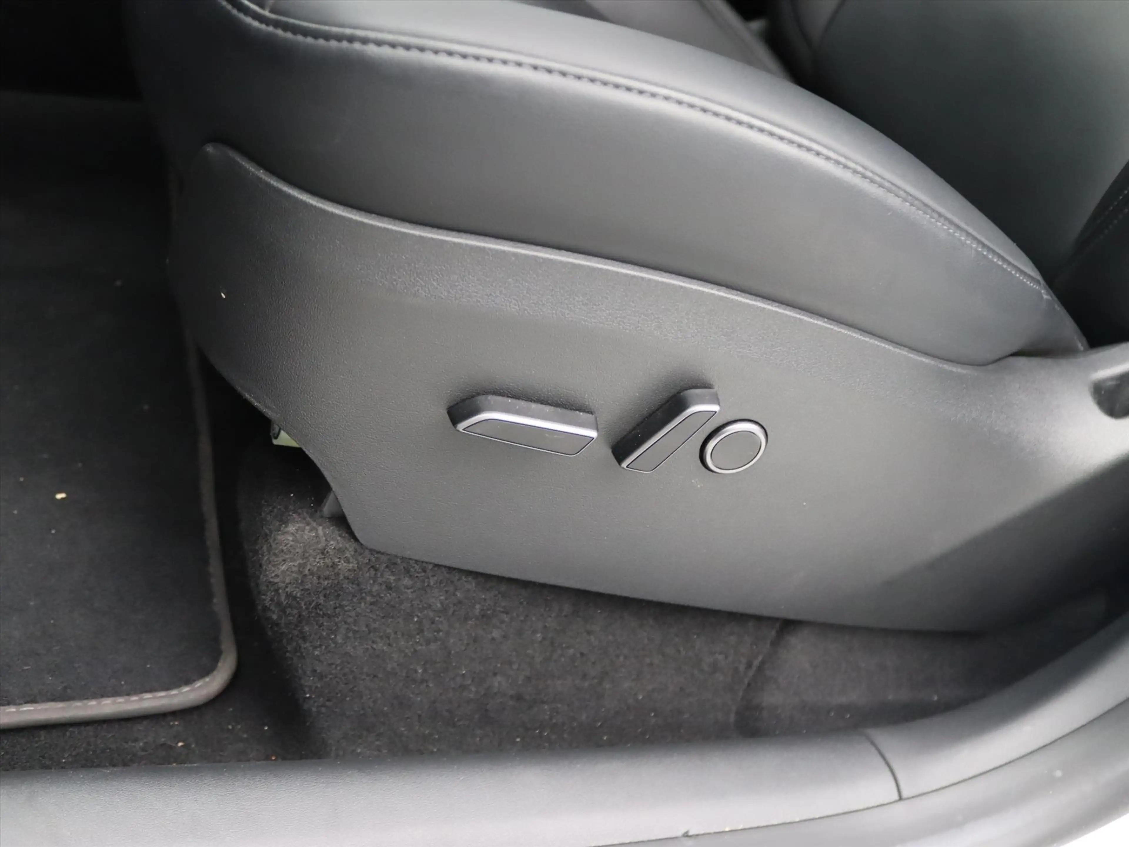 Tesla Model Y Long Range AWD 75kWh 351pk 95.2% SoH [ TREKHAAK+AM — photo 19