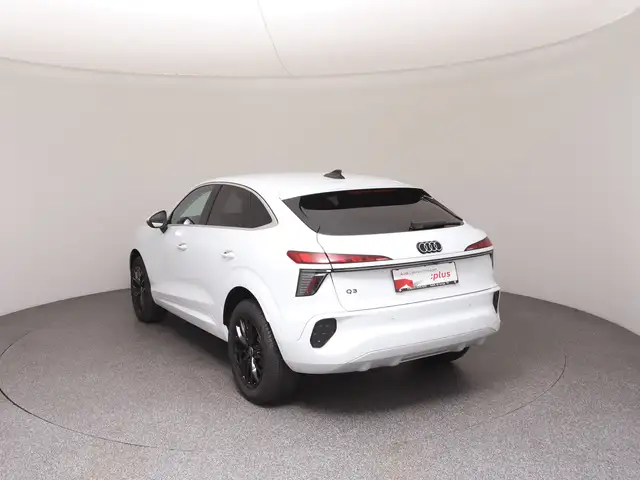 Audi Q3 view 5