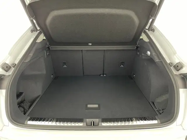 Audi Q3 view 7