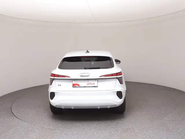 Audi Q3 view 6