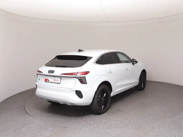 Audi Q3 view 4