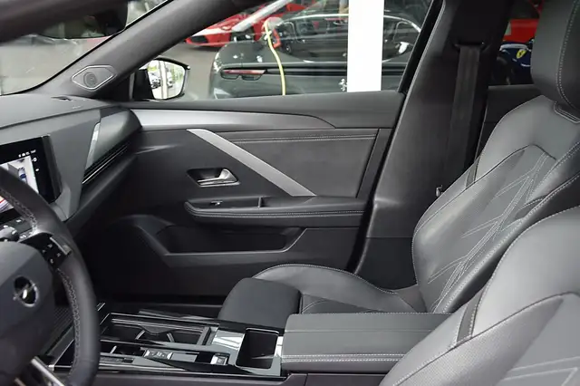 Opel Astra view 5