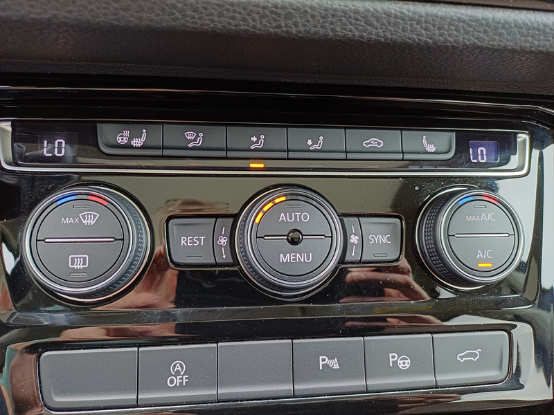 Volkswagen Touran 1.5 TSI Highline / Trekhaak / LED / Panodak — photo 39