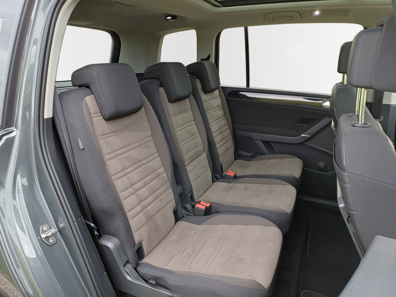 Volkswagen Touran 1.5 TSI Highline / Trekhaak / LED / Panodak — photo 33