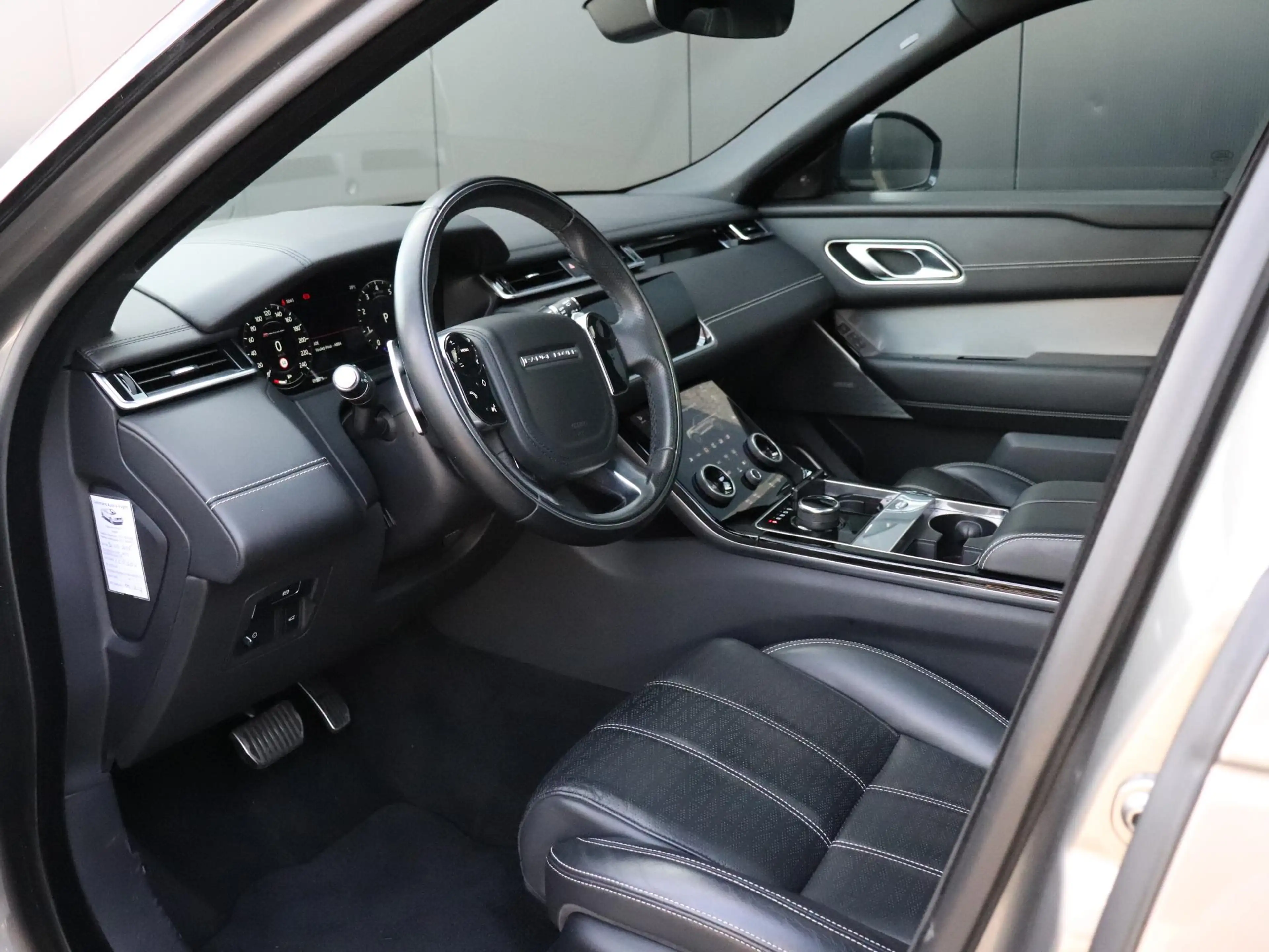 Land Rover Range Rover Velar 2.0 P250 Turbo AWD R-Dynamic HSE | LEDER | MEMORY — photo 11