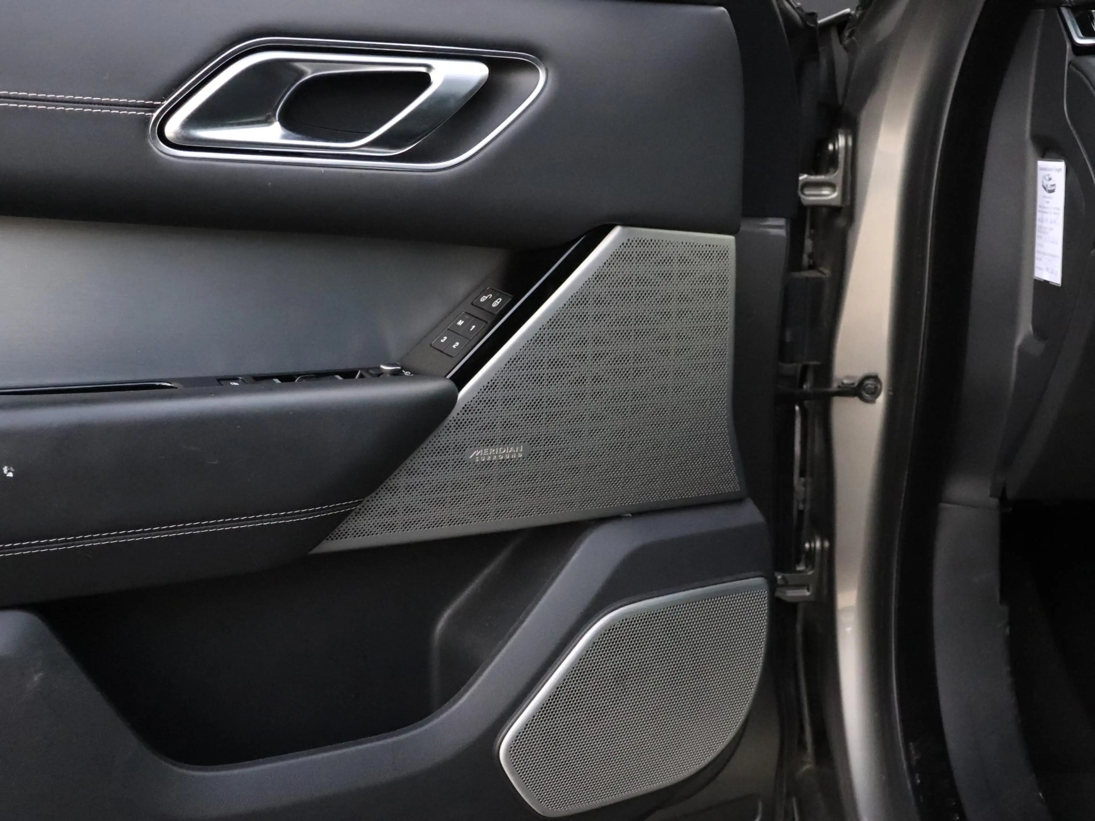 Land Rover Range Rover Velar 2.0 P250 Turbo AWD R-Dynamic HSE | LEDER | MEMORY — photo 21