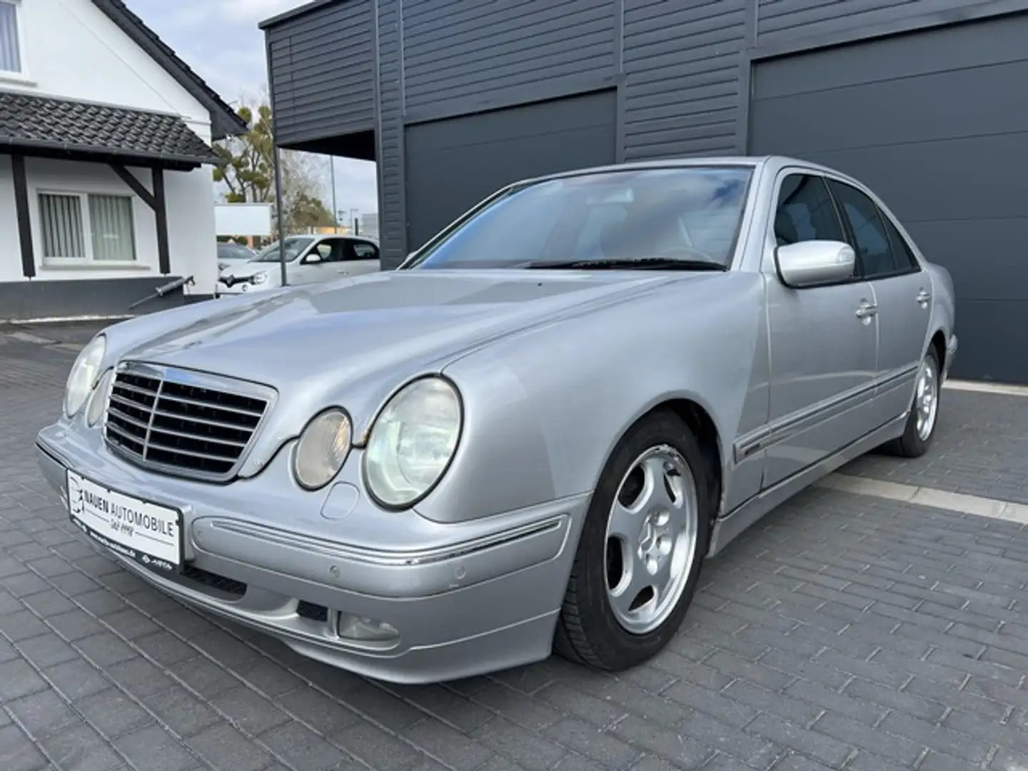 Mercedes-Benz E 240 Avantgarde Automatik+Xenon+PDC+Alus+ Silber - 1