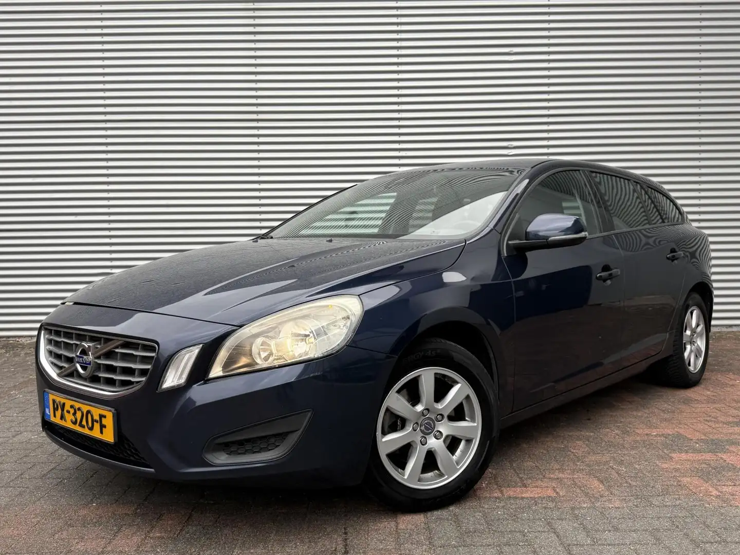 Volvo V60 1.6 D2 Kinetic Airco Led Cruise Navi Pdc bj 2013 Bleu - 1