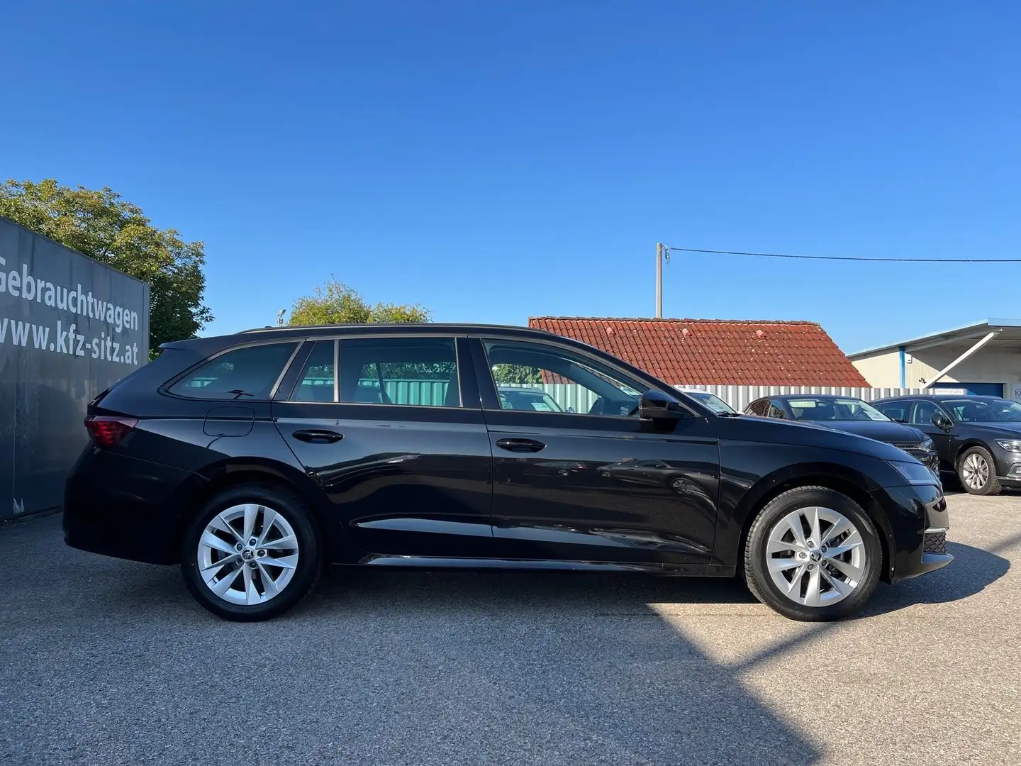 Skoda Octavia Kombi 2,0 TDI Selection DSG | NP: €47.300 Schwarz - 2