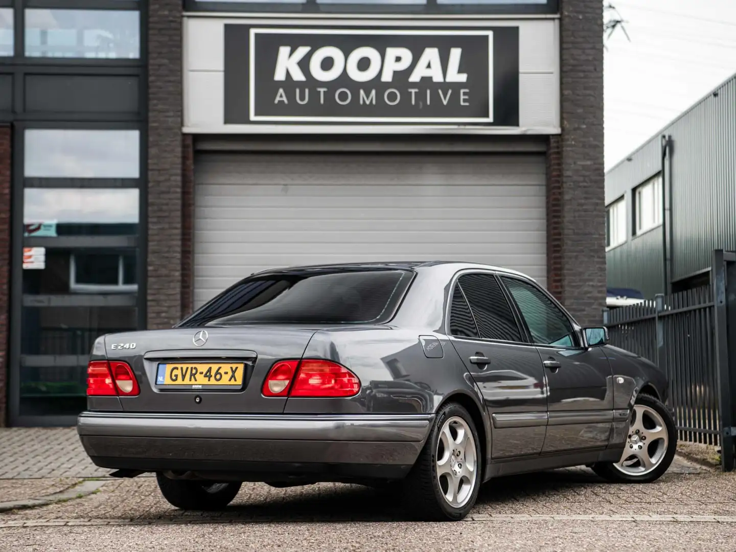Mercedes-Benz E 240 Elegance | Clima | Nette staat | Uniek Gris - 2