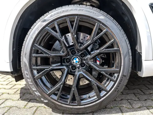 BMW X5 M view 4
