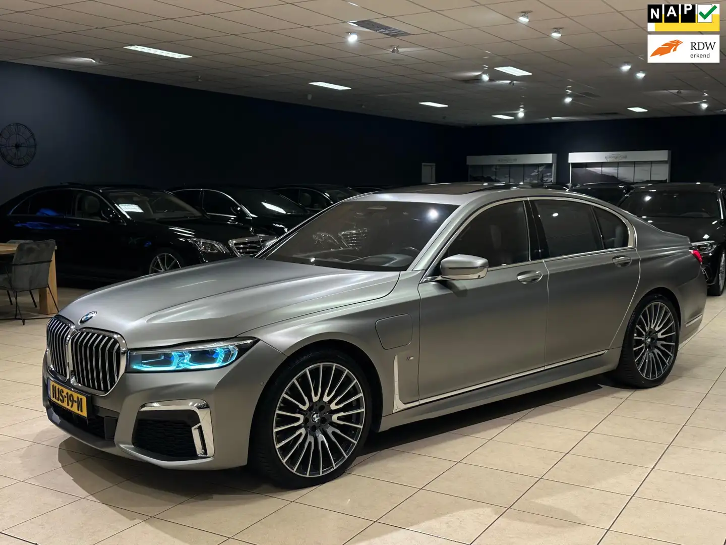BMW 745 7-serie 745e INDIVIDUAL|M-SPORT|FROZEN-GREY|BOMVOL Grijs - 1