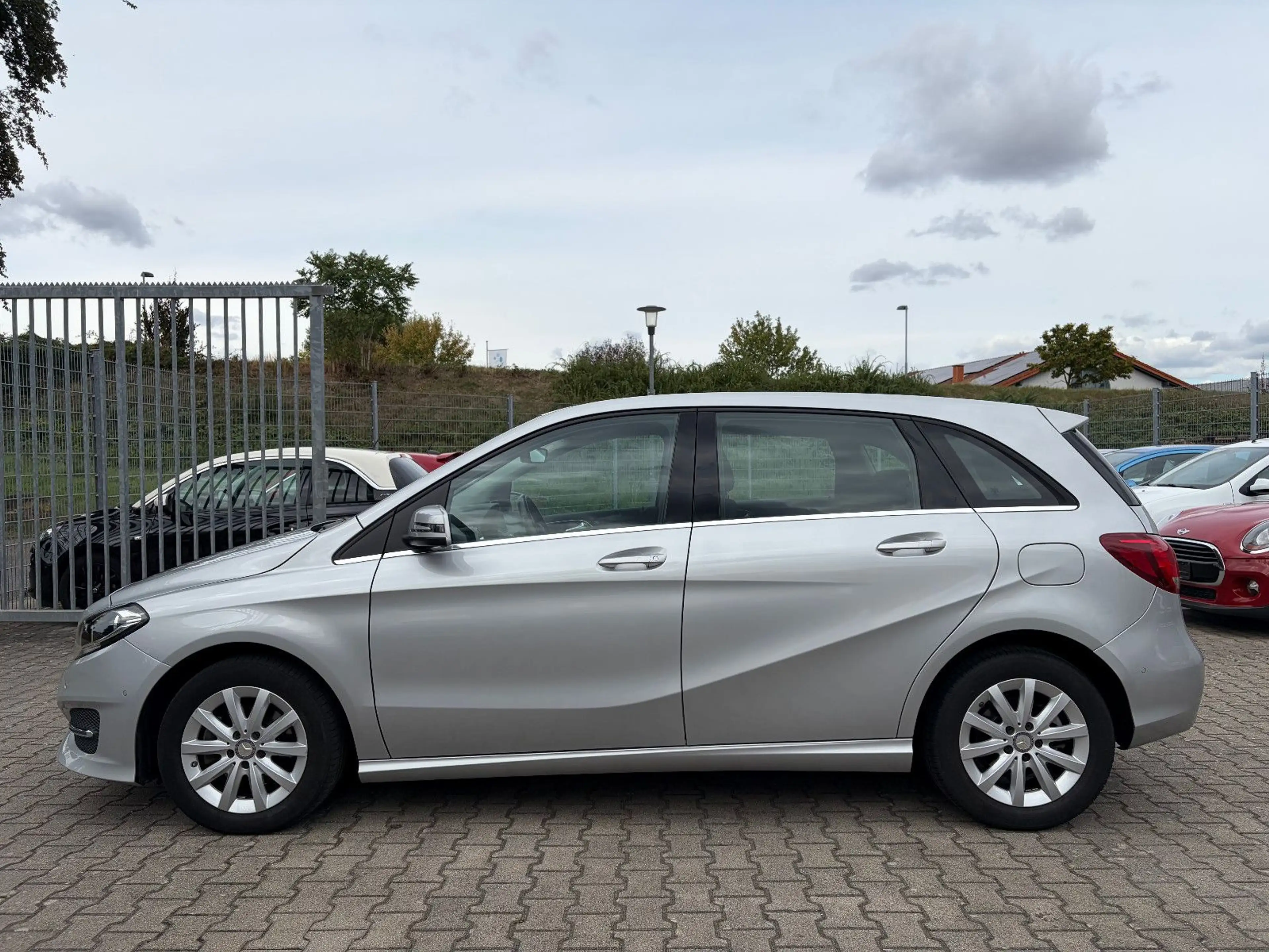 Mercedes-Benz B 180 Automatik/Navi/Klima/Sitzh./Keyless-Go/AHK — photo 2