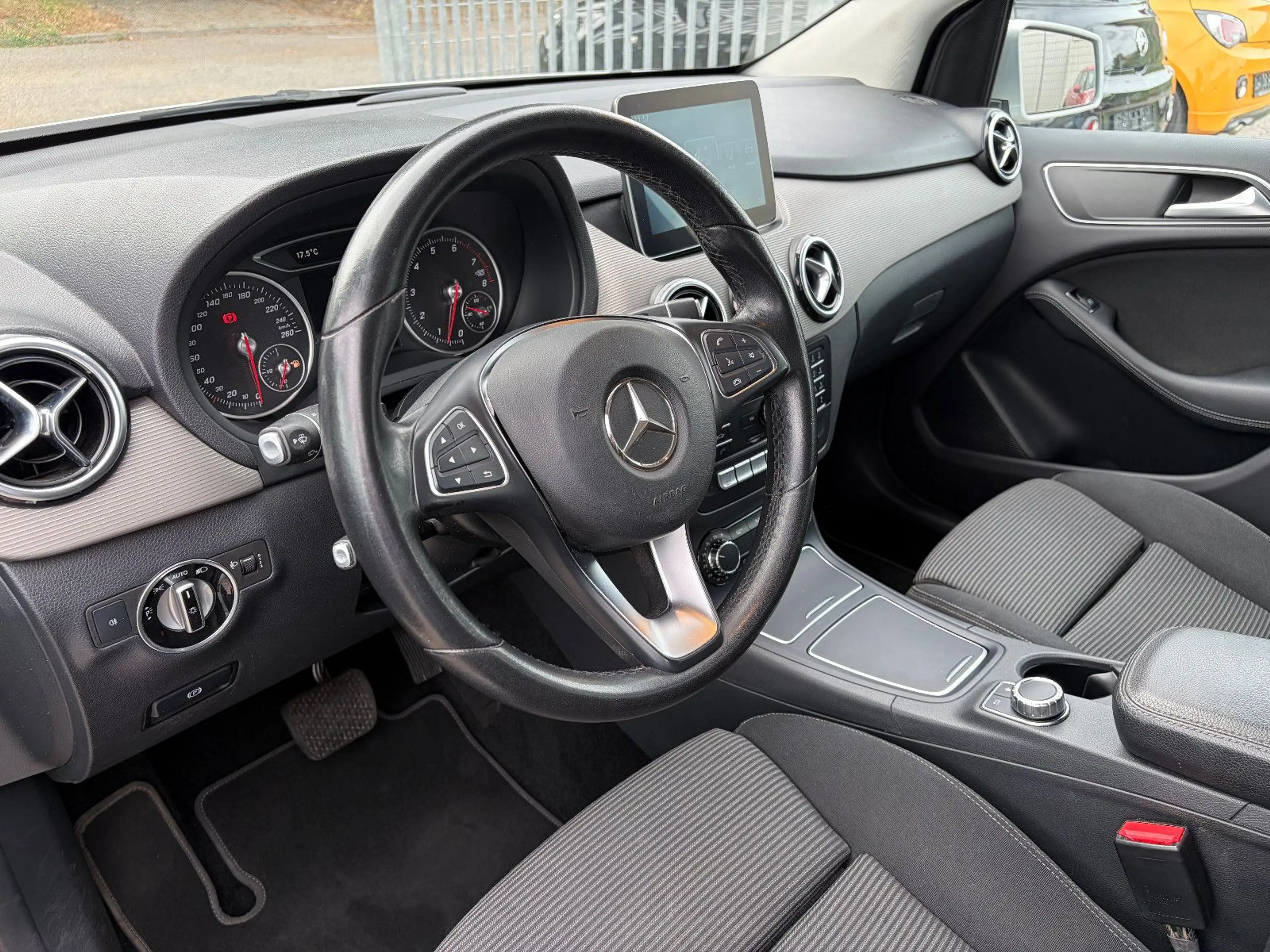 Mercedes-Benz B 180 Automatik/Navi/Klima/Sitzh./Keyless-Go/AHK — photo 14
