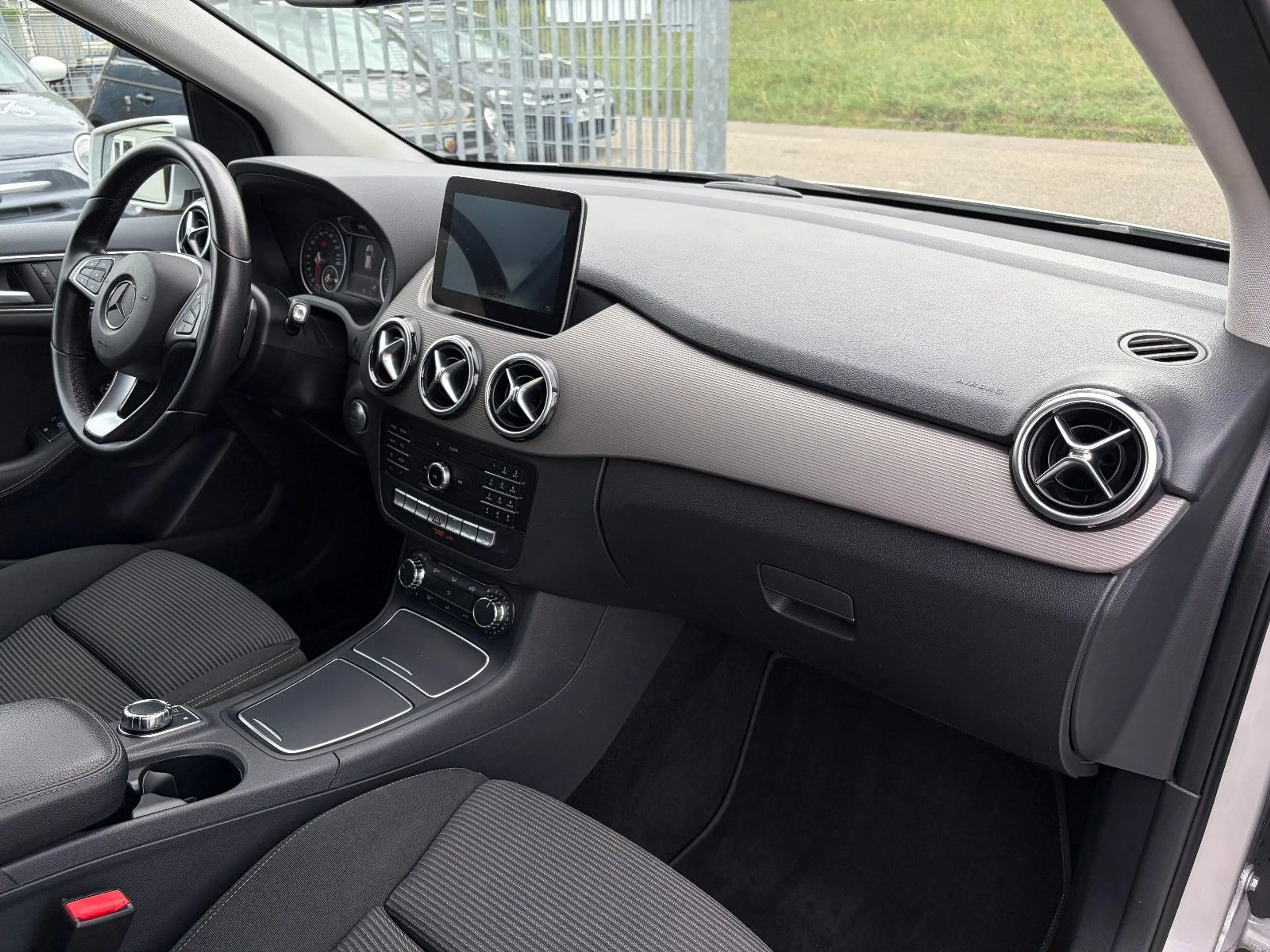 Mercedes-Benz B 180 Automatik/Navi/Klima/Sitzh./Keyless-Go/AHK — photo 12