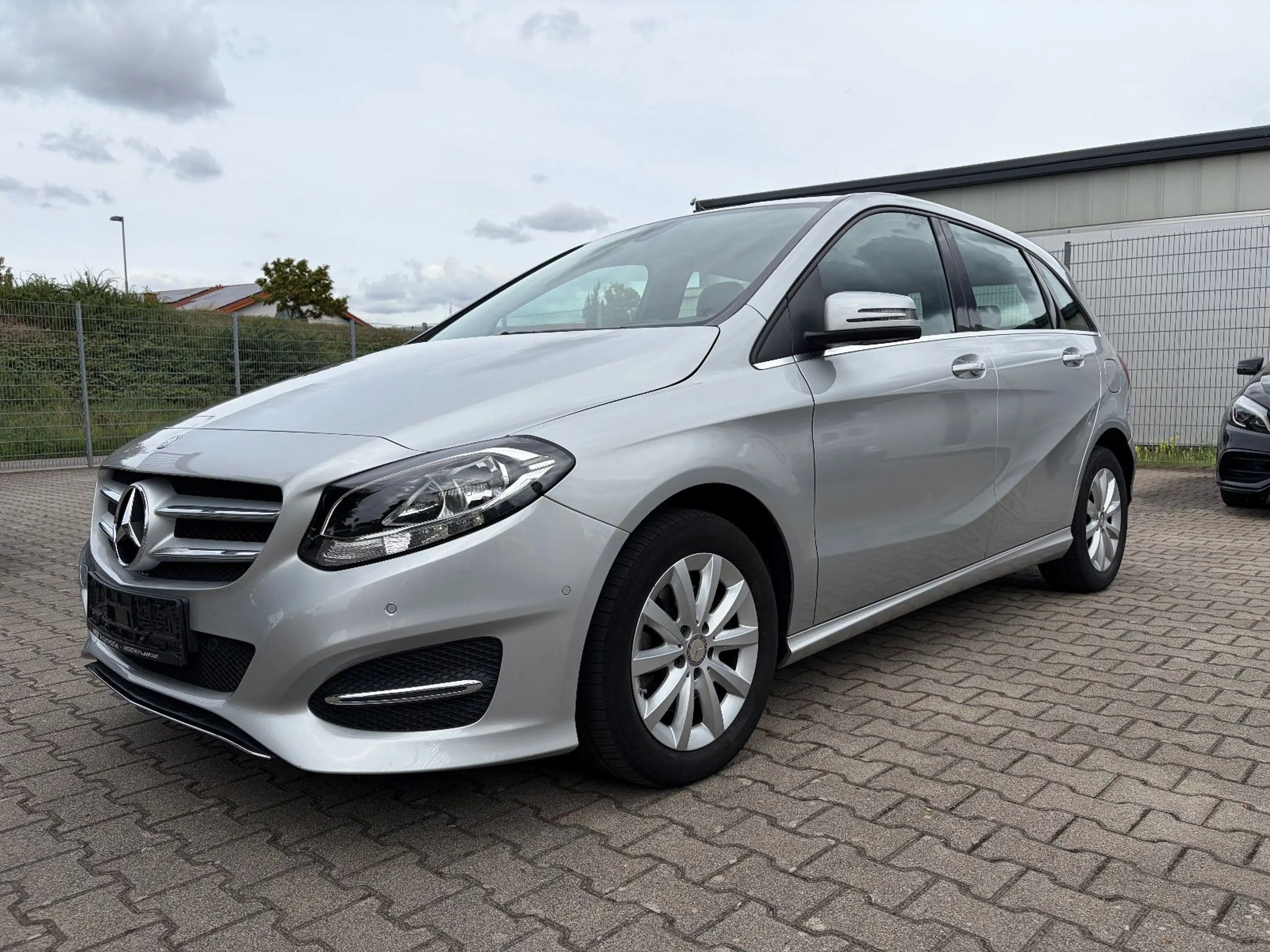 Mercedes-Benz B 180 Automatik/Navi/Klima/Sitzh./Keyless-Go/AHK