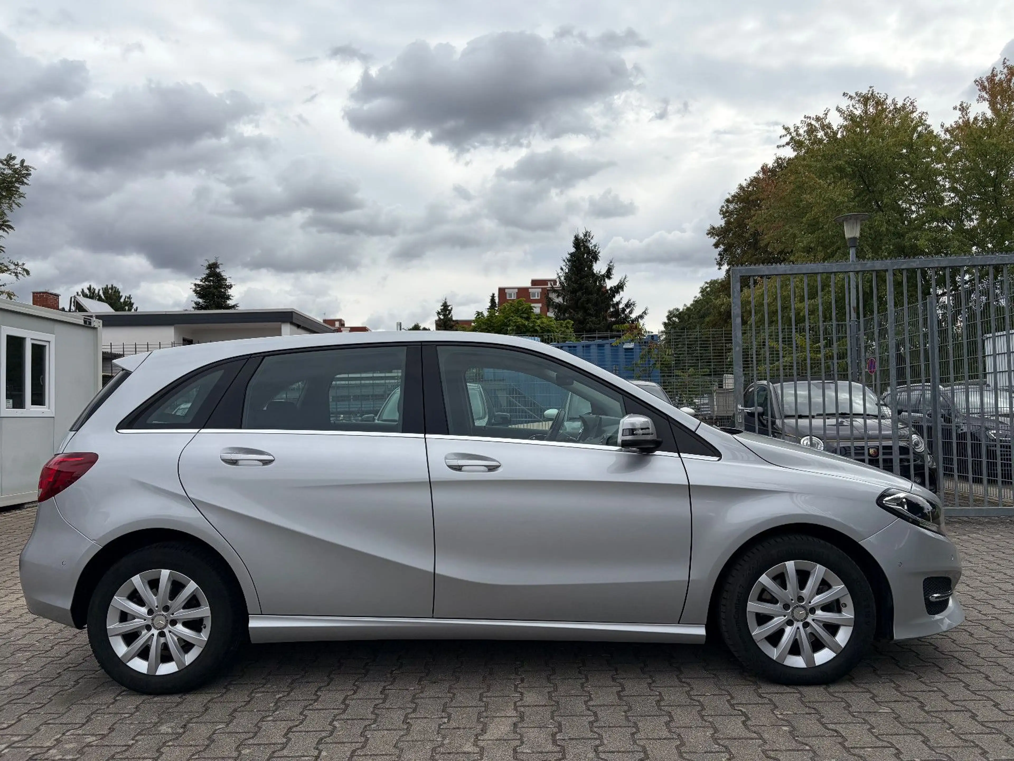 Mercedes-Benz B 180 Automatik/Navi/Klima/Sitzh./Keyless-Go/AHK — photo 6