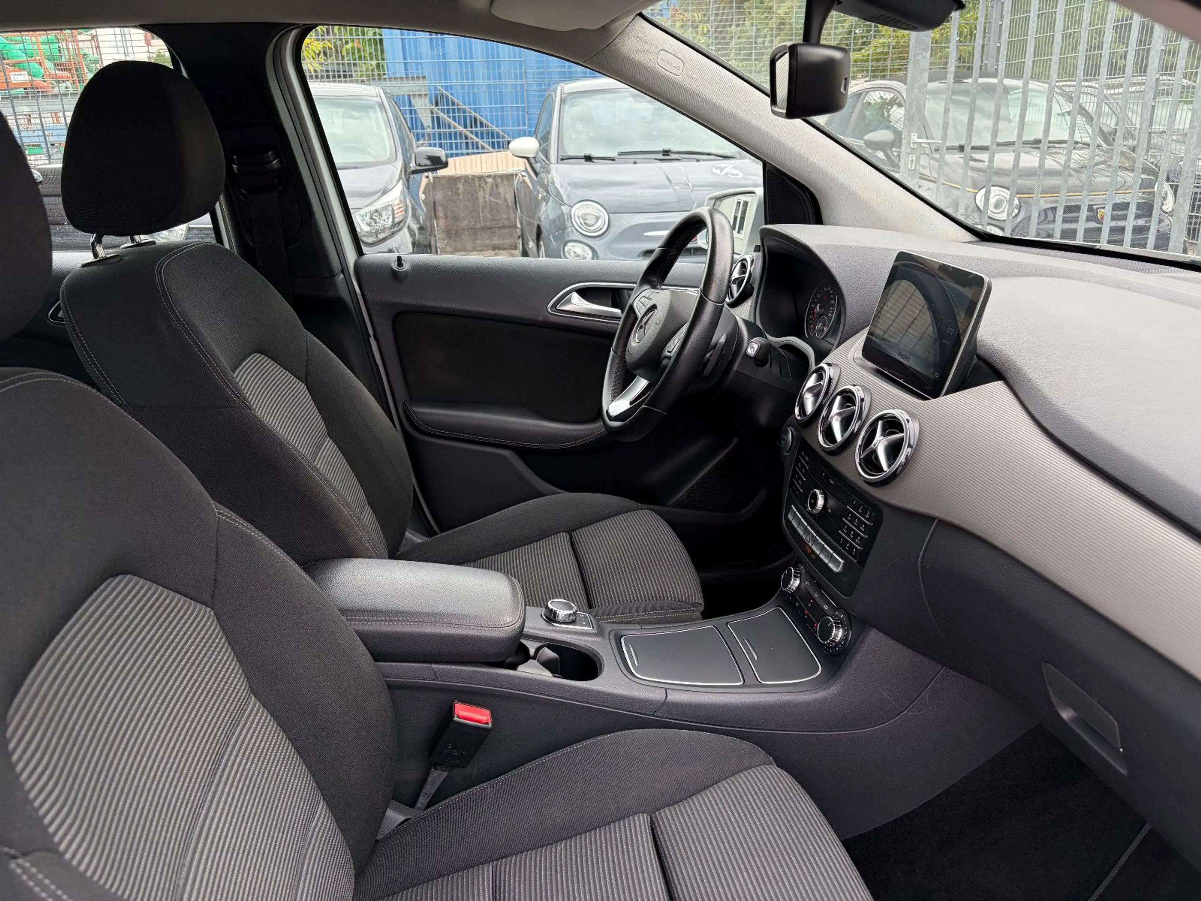 Mercedes-Benz B 180 Automatik/Navi/Klima/Sitzh./Keyless-Go/AHK — photo 13