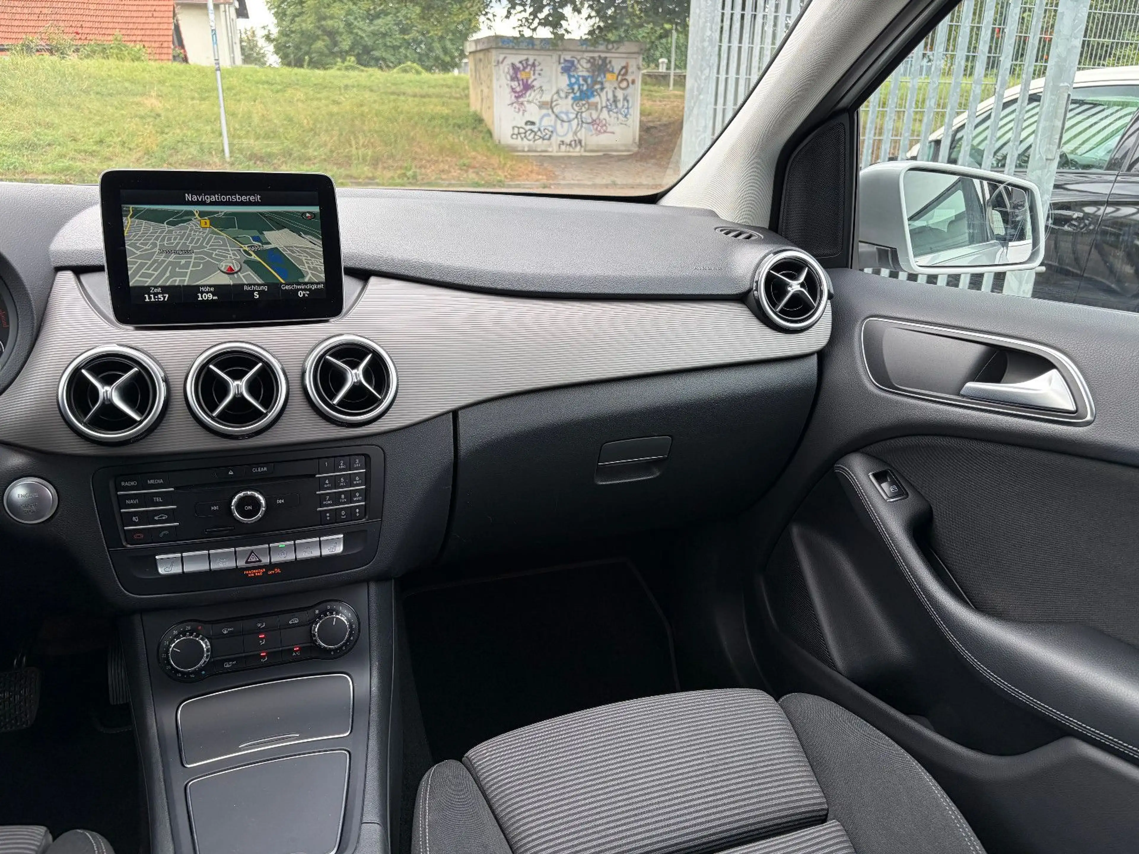 Mercedes-Benz B 180 Automatik/Navi/Klima/Sitzh./Keyless-Go/AHK — photo 11