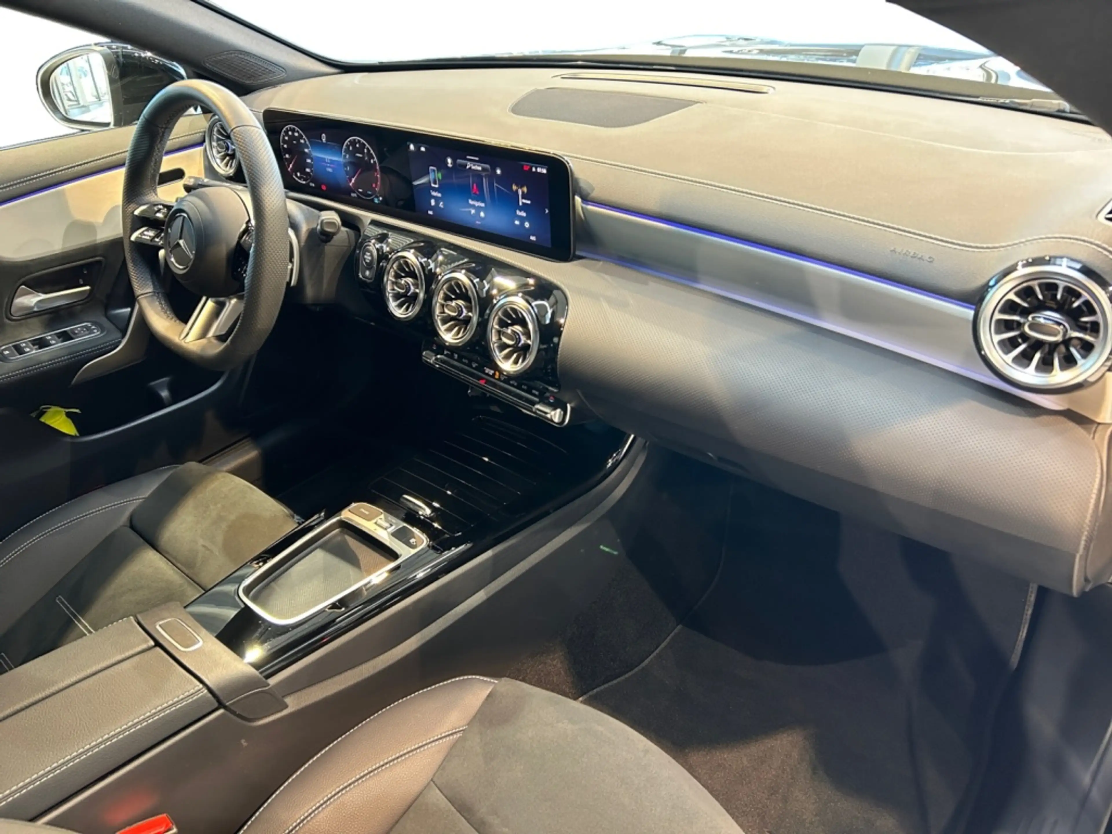 Mercedes-Benz CLA 200 Coupe AMG AMG+MBUX+MBeam+Night+Wide+Cam — photo 4