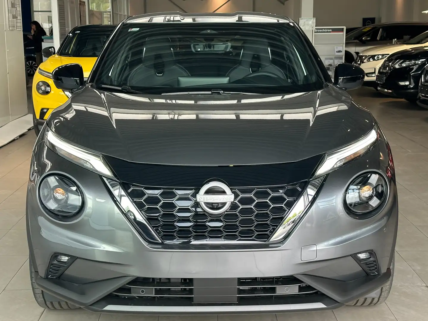 Nissan Juke Nissan Juke 1.6 Hybrid 143PS Tekna Automatik BOSE Grijs - 2