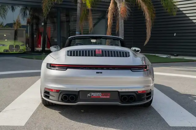 Porsche 911 view 8
